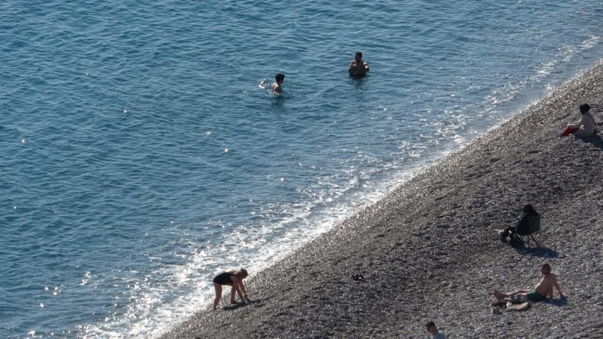 Antalya’da aralık ayının ortasında deniz keyfi