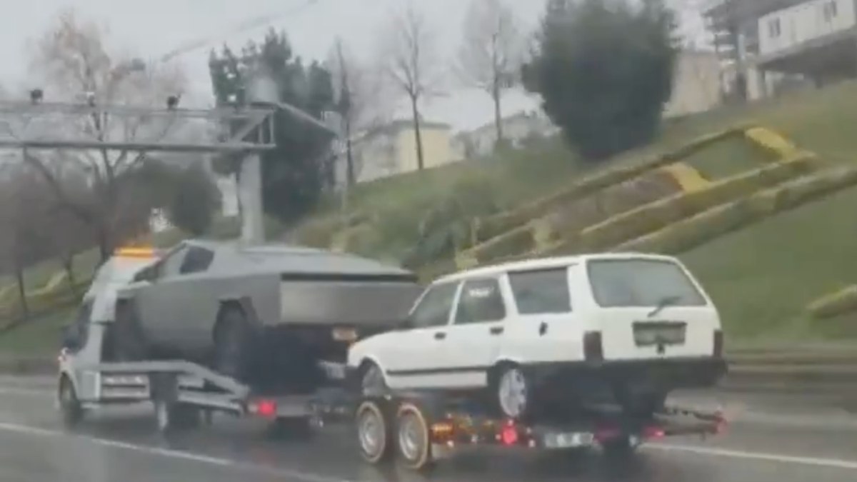 İstanbul yollarında Cybertruck ve Tofaş aynı karede