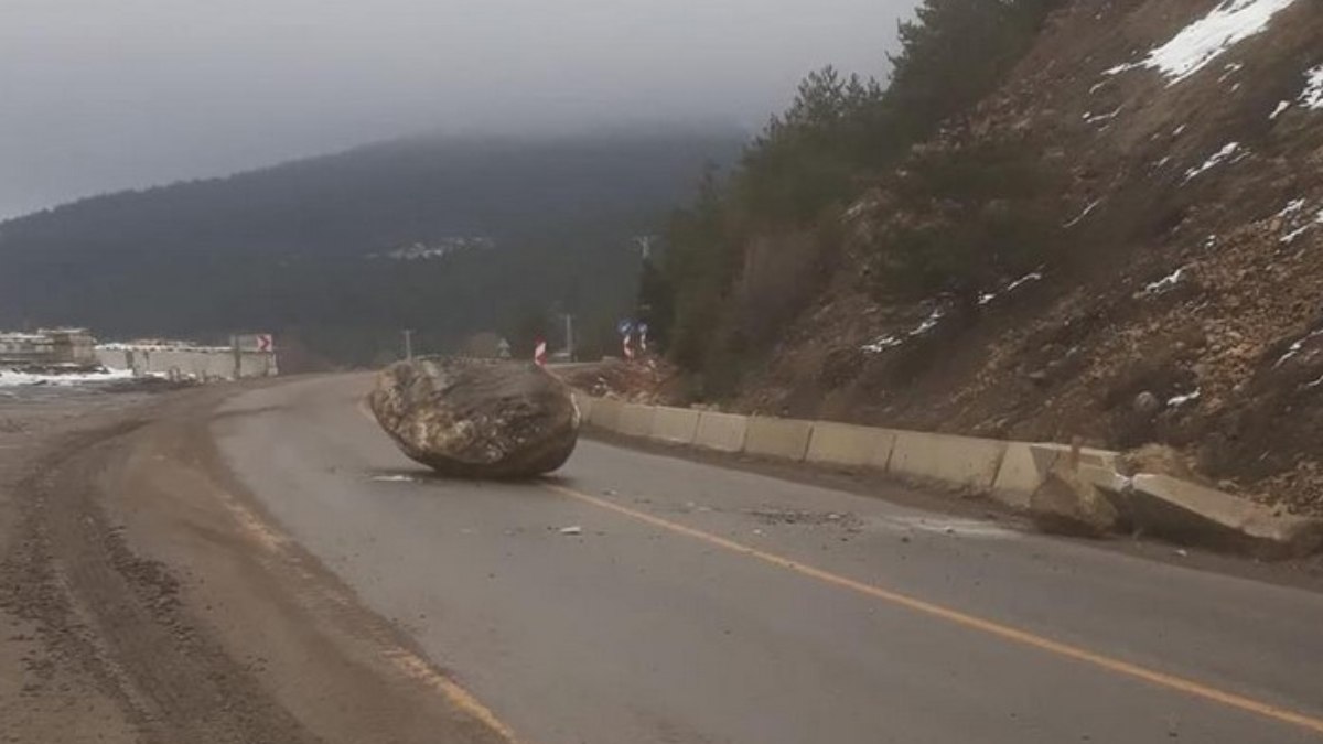 Kastamonu’da dağdan kopan kaya yola düştü