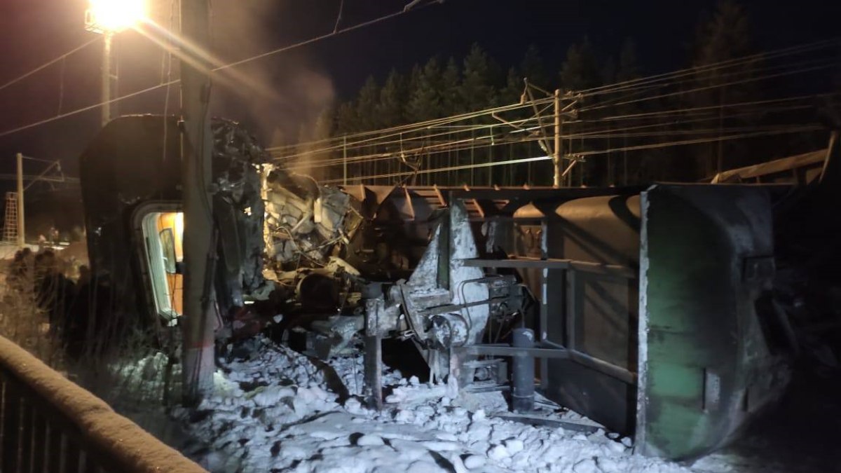 Rusya’da yolcu treni ile yük treni çarpıştı