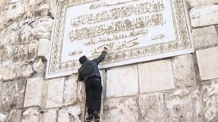 Hafız Esad’ın, Şam’da Emevi Camisi’nin duvarındaki ismi çekiçle kazındı