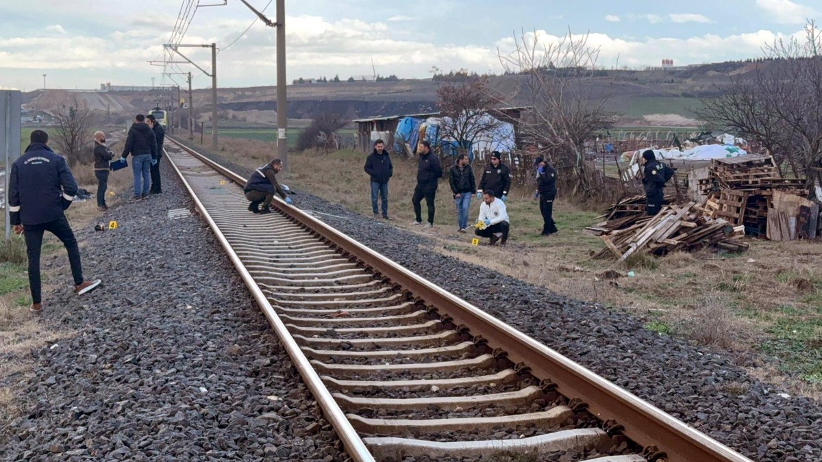 Tekirdağ’da raylardan geçmek isterken tren çarptı