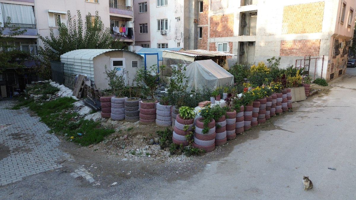 Hatay’da araç lastiklerinden çiçek bahçesi yaptı