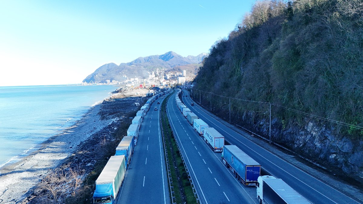 Artvin Hopa’daki tır kuyruğunun sonu gözükmüyor