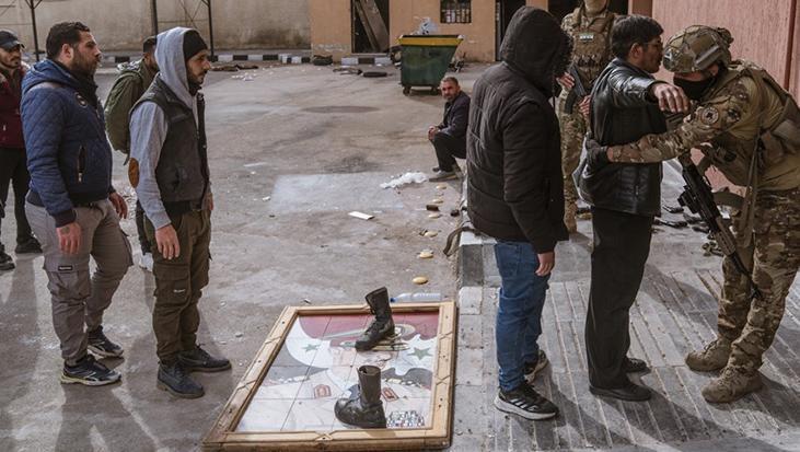 Fotoğraflar Suriye’den: Esad tablosuna basarak teslim oluyorlar