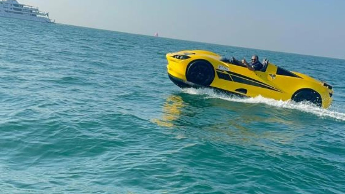 Dubai’de Ferrari görünümlü jet ski