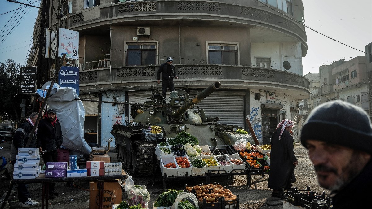 Suriyeli esnaf, rejim tankını manav tezgahı yaptı