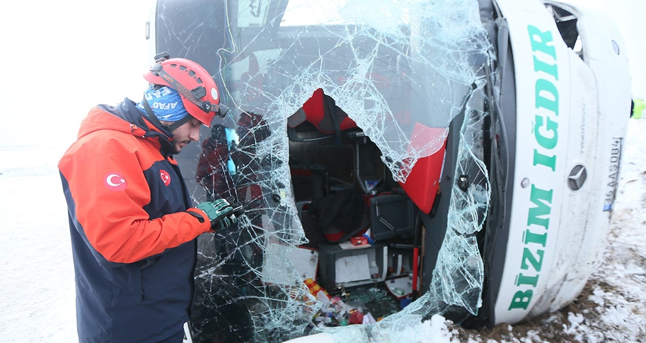 Kars’ta yolcu otobüsü devrildi: 23 yaralı