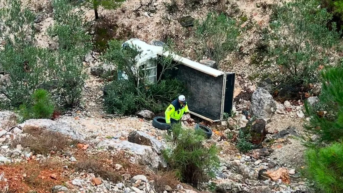 Alanya’da kamyonet uçuruma yuvarlandı: 9 yaşındaki kız çocuk hayatını kaybetti