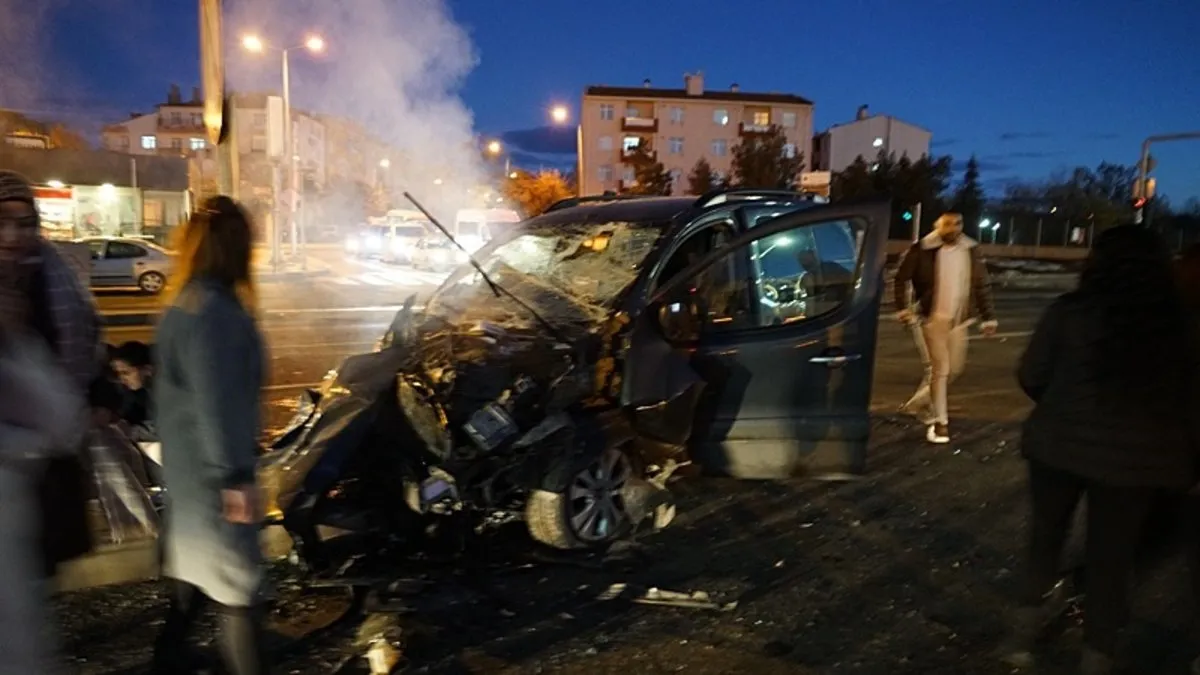 Ankara’da okul servisi kazaya karıştı: 7’si öğrenci 9 kişi yaralandı, öğrencilerden birinin durumu ağır