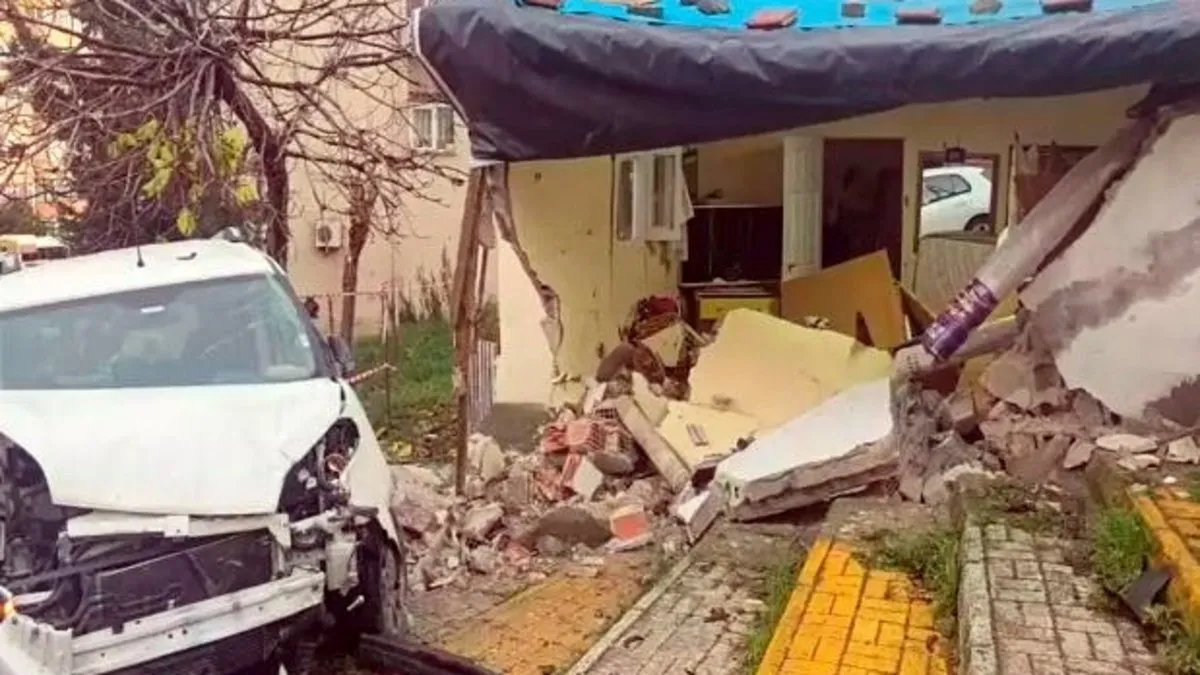 Ataşehir’de hafif ticari araç yağmurda kayarak eve girdi 3 kişi yaralandı