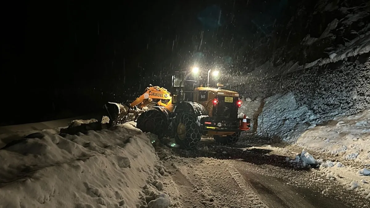 Ayder yaylasına çığ düştü: Trafik tam 1 saat kilitlendi!