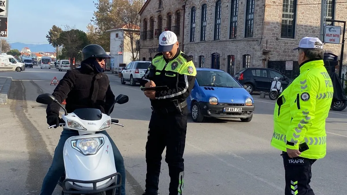 Ayvalık’ta trafik polisi eksik evraklı ve kasksız motosiklet sürücülerine geçit vermiyor