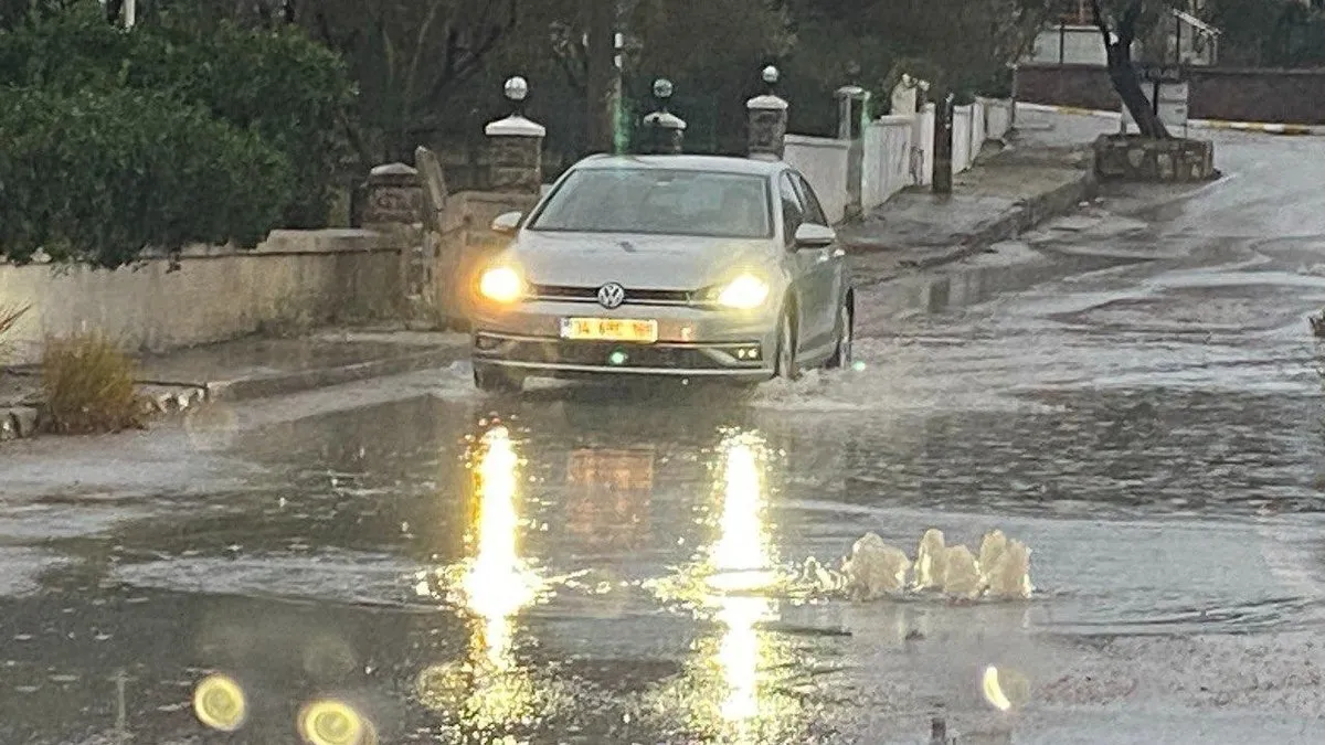 Ayvalık’ta yağış gün boyu etkili oldu