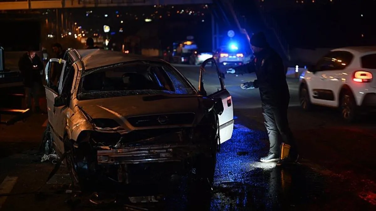 Başkentte refüje çarpan otomobil takla attı: 1 ölü, 2 yaralı