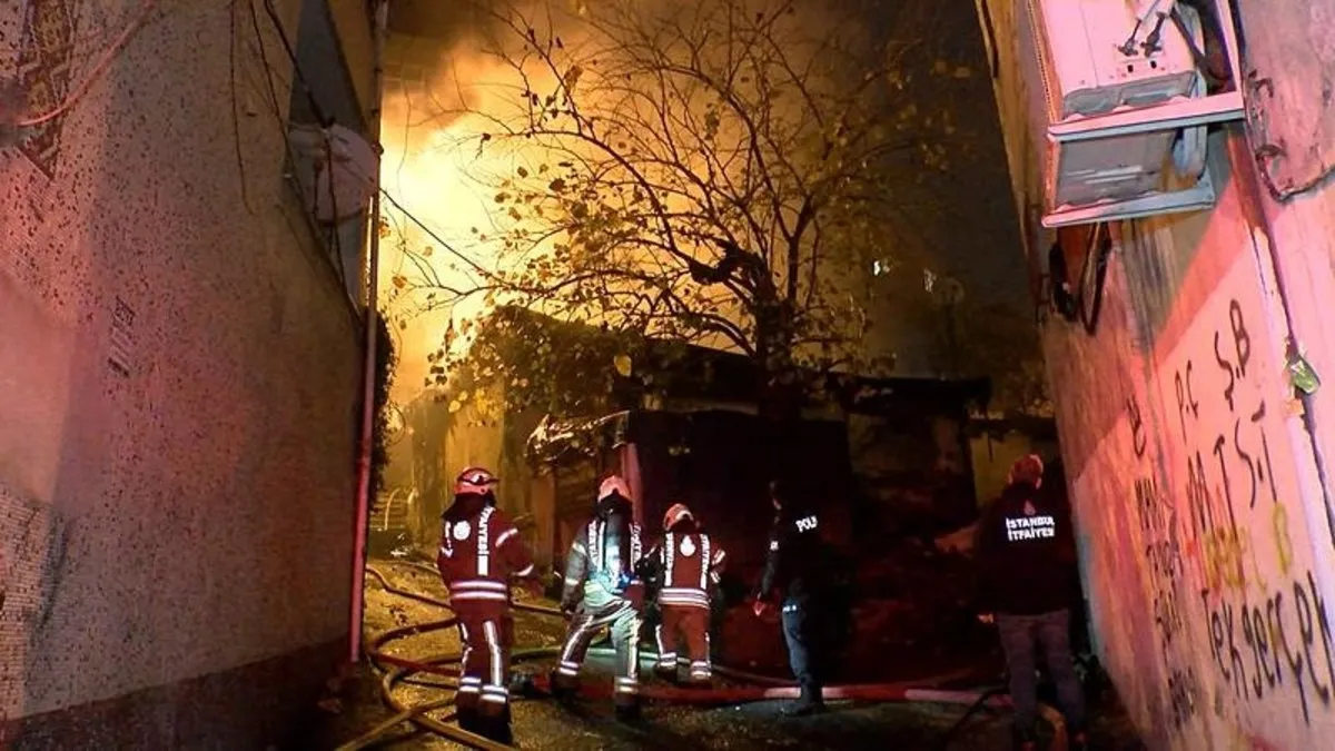 Beyoğlu'nda gecekondu alev alev yandı