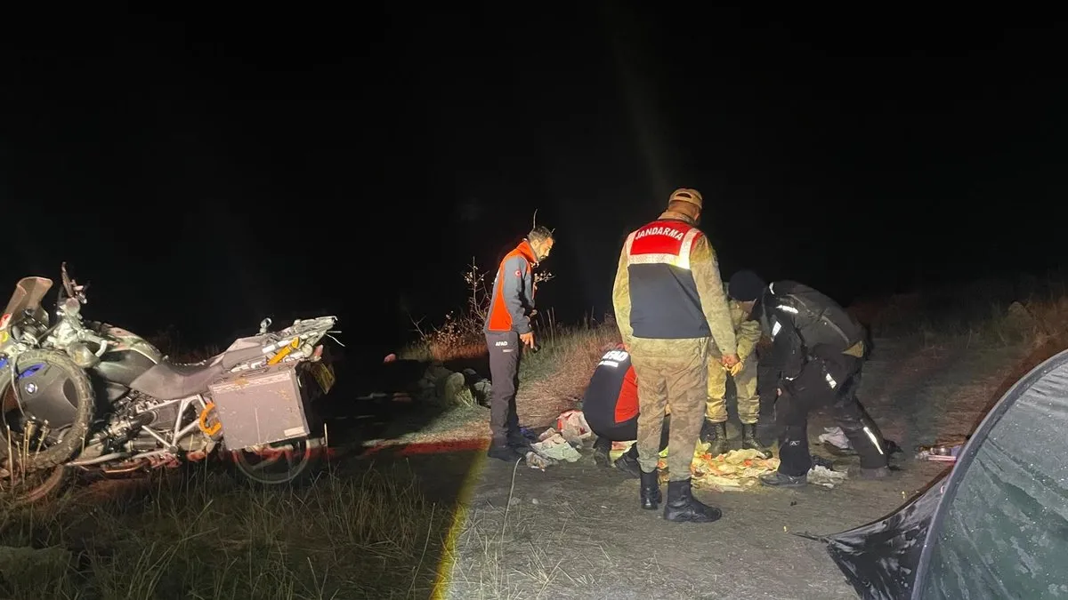 Bitlis’te kamp yapan İngiliz turistin çadırına ayı saldırdı