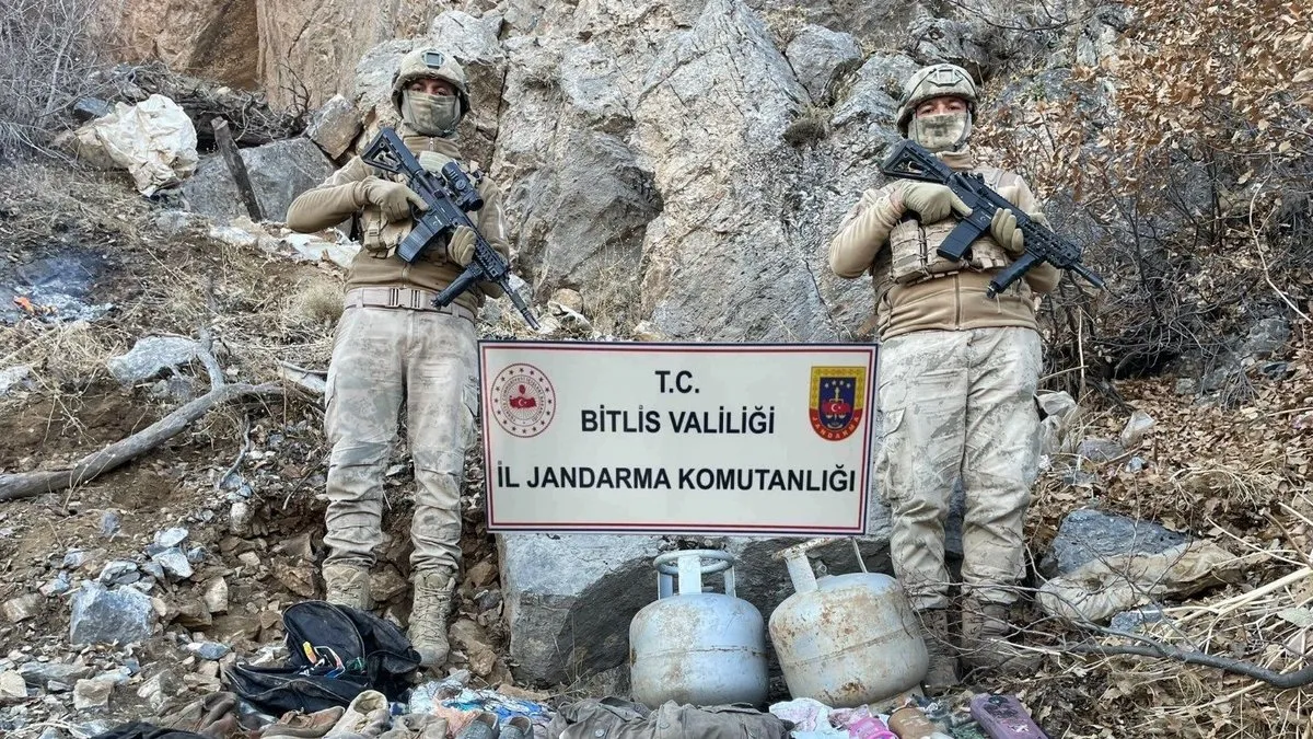 Bitlis’te PKK’ya ait sığınakta çok sayıda malzeme ele geçirildi