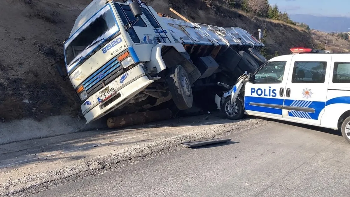 Burdur – Antalya karayolunda inanılmaz kaza: 1’i polis memuru 6 yaralı