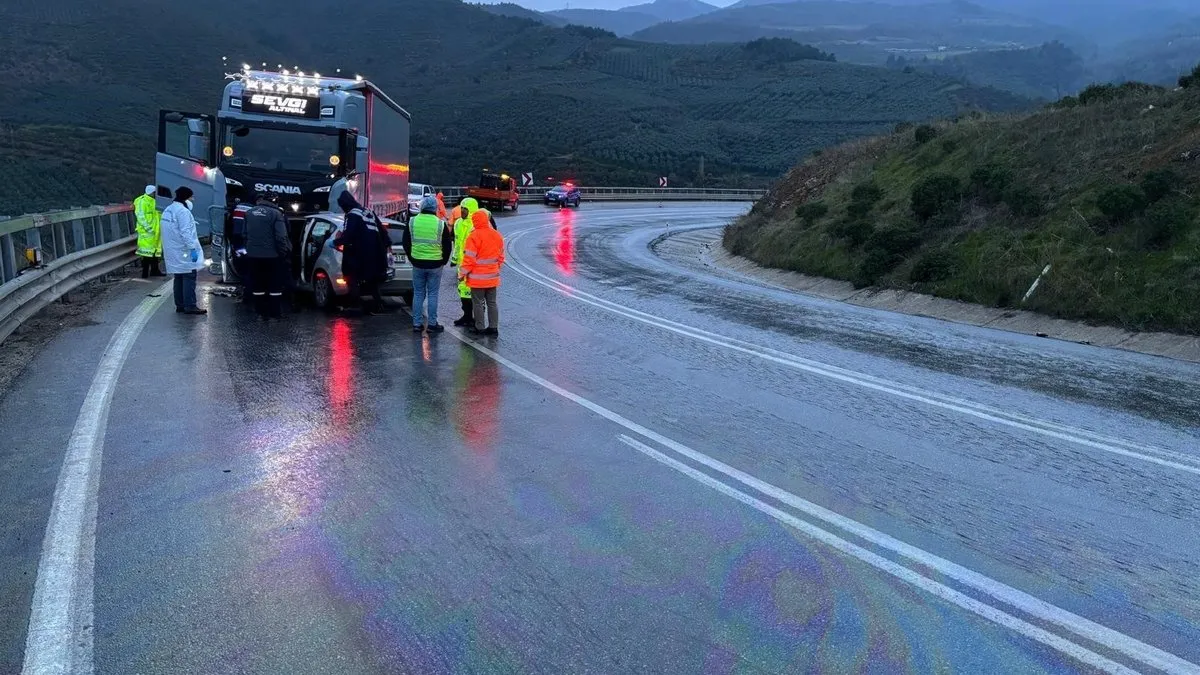 Bursa İznik’te feci kaza: TIR ile otomobil kafa kafaya girdi: 1 ölü 2 yaralı