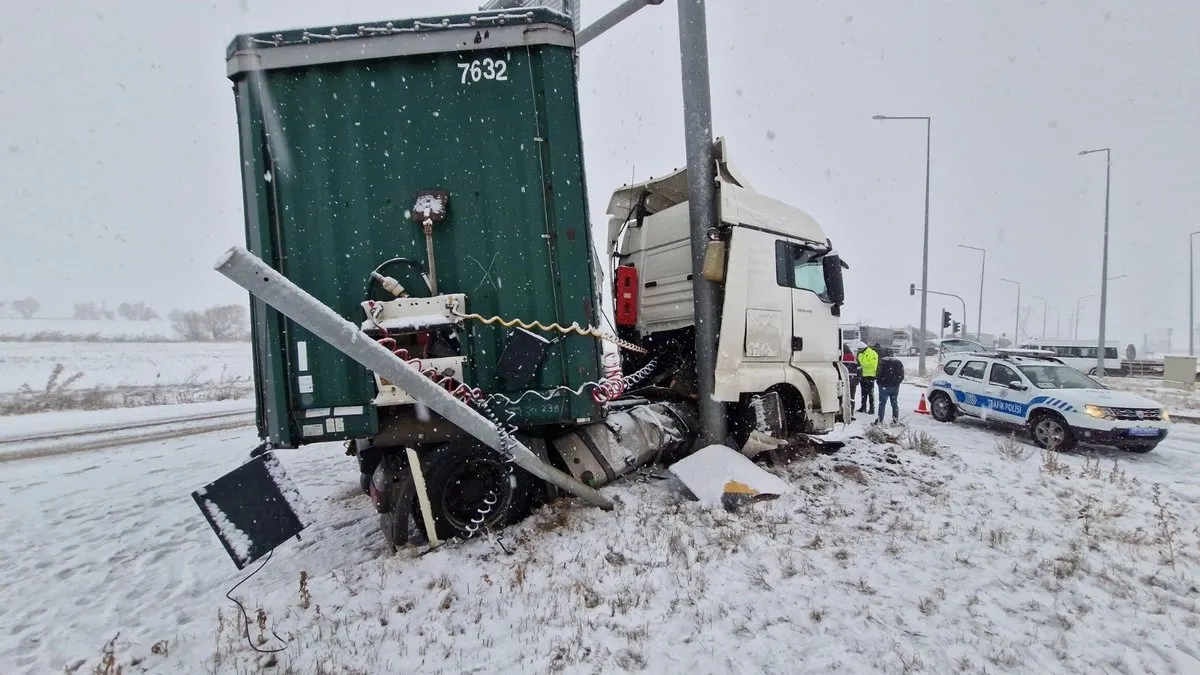 Çorum’da facia dönüldü: TIR direğe çarparak durabildi!