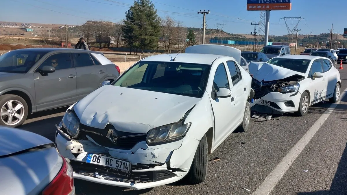 Diyarbakır’da 4 otomobil zincirleme kazaya karıştı: 2’si ağır, 8 yaralı