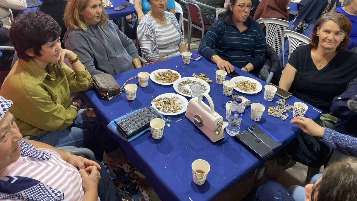 Erkekler çekiliyor, lokalde şenlik var! Seyitgazi’de sıra kadınlarda