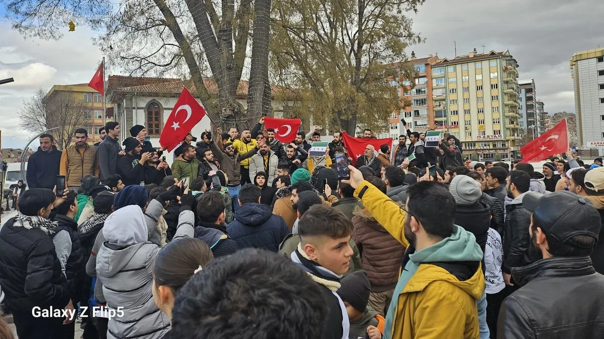 Esad rejiminin çöküşü Afyon Zafer Meydanı’nda kutlandı