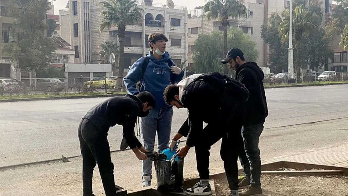 Esad rejiminden kurtarılan Şam’da gençler sokakları temizliyor