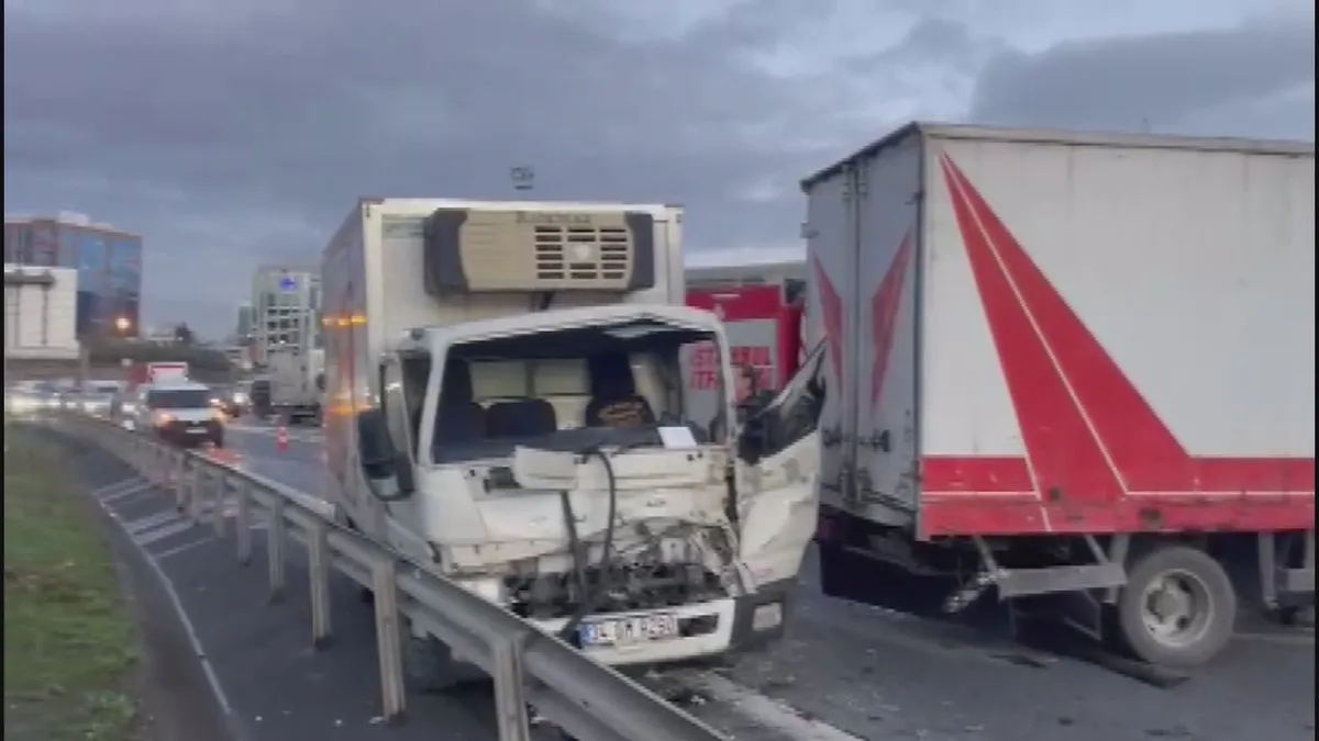 İstanbul- Bağcılar TEM otoyolunda zincirleme trafik kazası: 1 yaralı