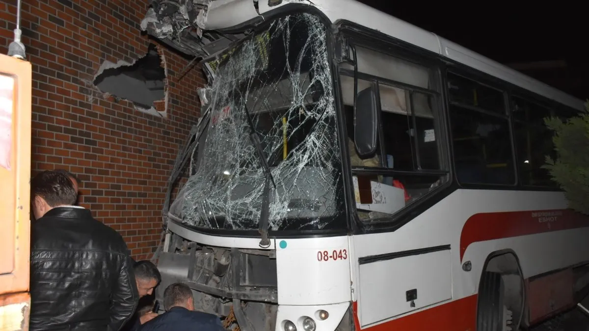 İzmir’de belediye otobüsü alışveriş merkezine uçtu: 1 yaralı