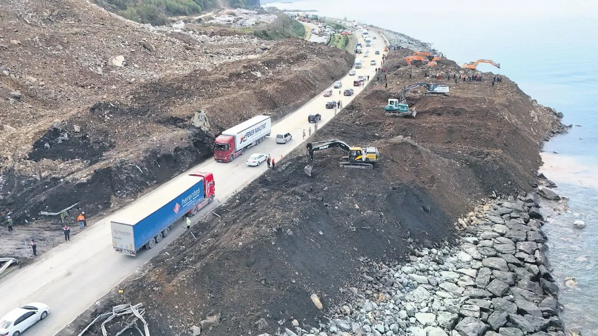 Karadeniz Sahil Yolu’nda heyelanın izleri siliniyor