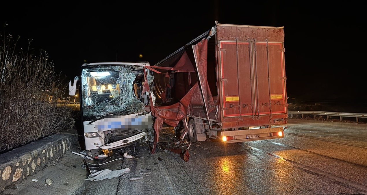 Afyonkarahisar’da tır ile yolcu otobüsü çarpıştı: Çok sayıda yaralı var