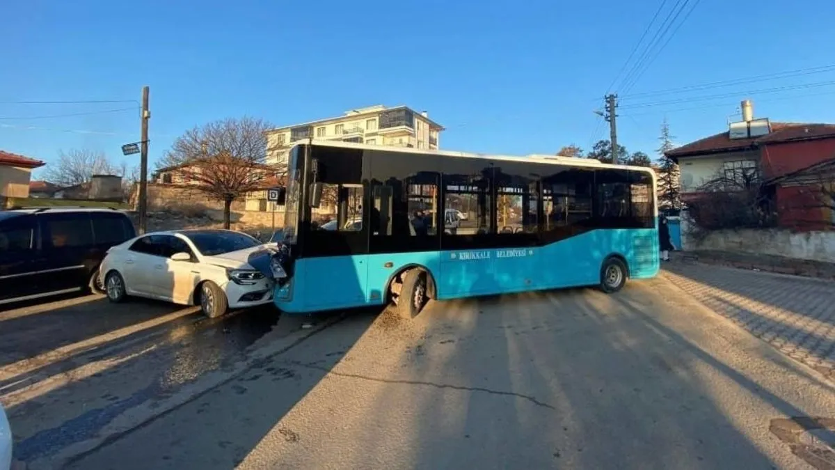 Kırıkkale’de halk otobüsü ile otomobil çarpıştı: 6 yaralı