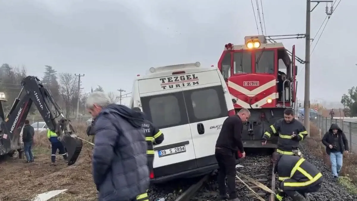 Kırklareli’nde hemzemin geçitte trenin çarptığı servis minibüsündeki 2 kişi yaralandı