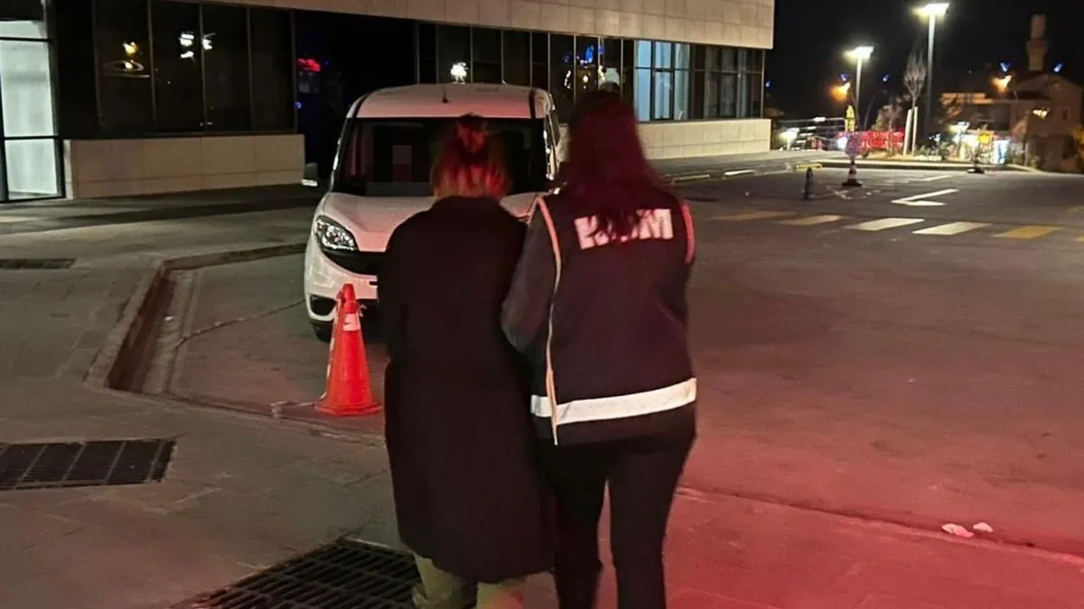 Kırmızı bültenle aranan insan taciri yakalandı