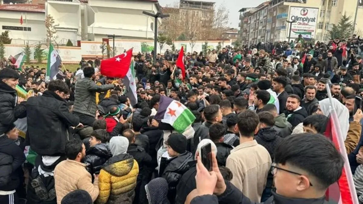 Malatya’da Suriyeliler Türk bayraklarıyla sevinçlerini yaşıyor