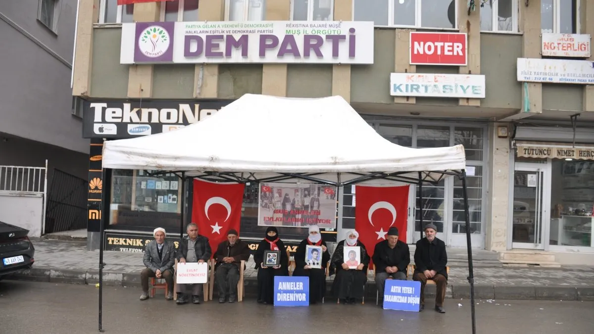 Muşlu aileler DEM Parti binası önündeki “evlat nöbeti”ni sürdürdü