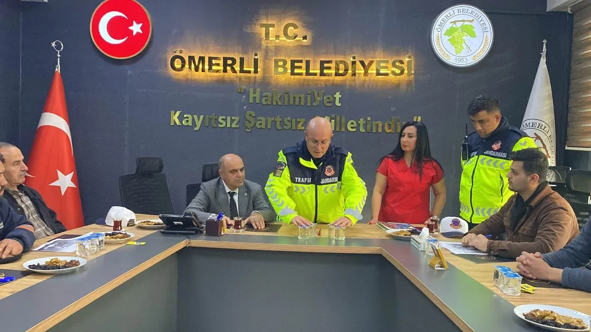 Ömerli ilçesinde sürücülere, trafikte ambulans ve itfaiyeye yol verme eğitimi verildi