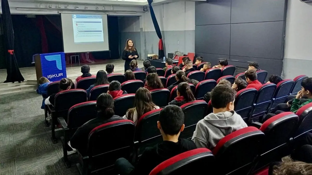 Ortaokul öğrencilerine, ‘Meslek Seçiminin önemi’ semineri verildi