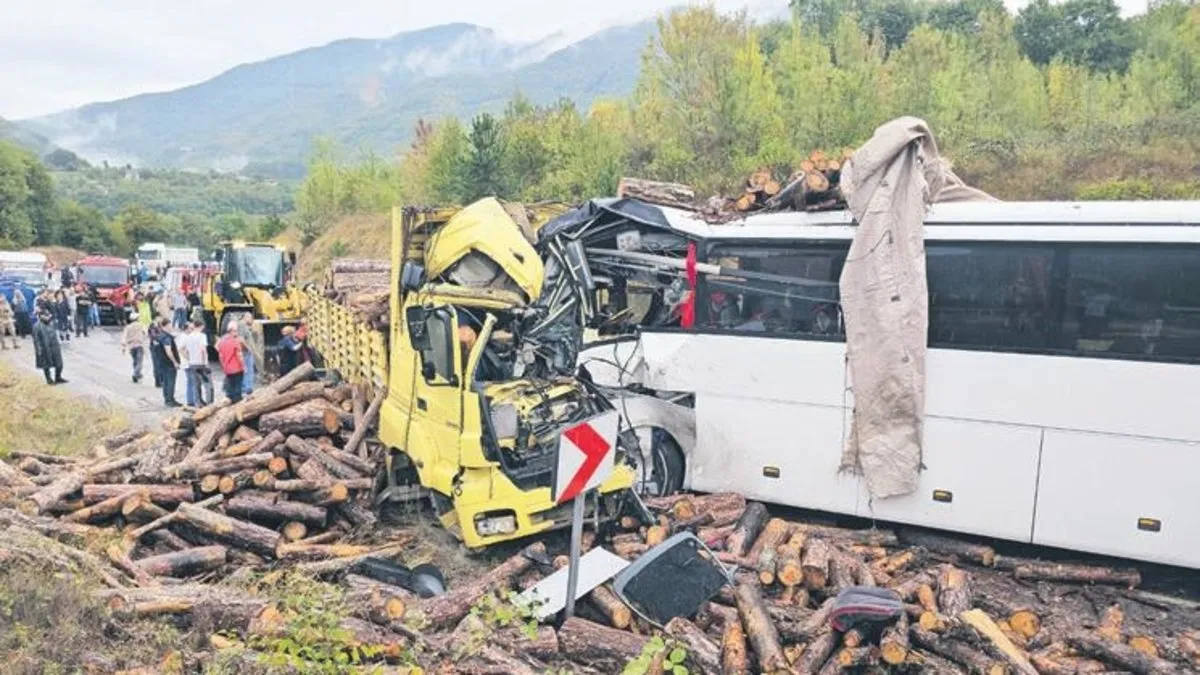 Otobüs ile TIR çarpıştı 2 ölü 23 yaralı