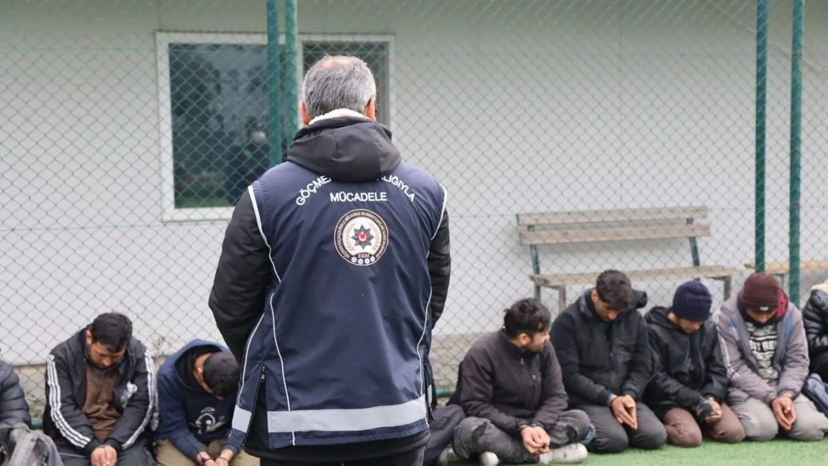 Polisi görünce kaçmaya çalışan minibüsten 20 kaçak göçmen çıktı