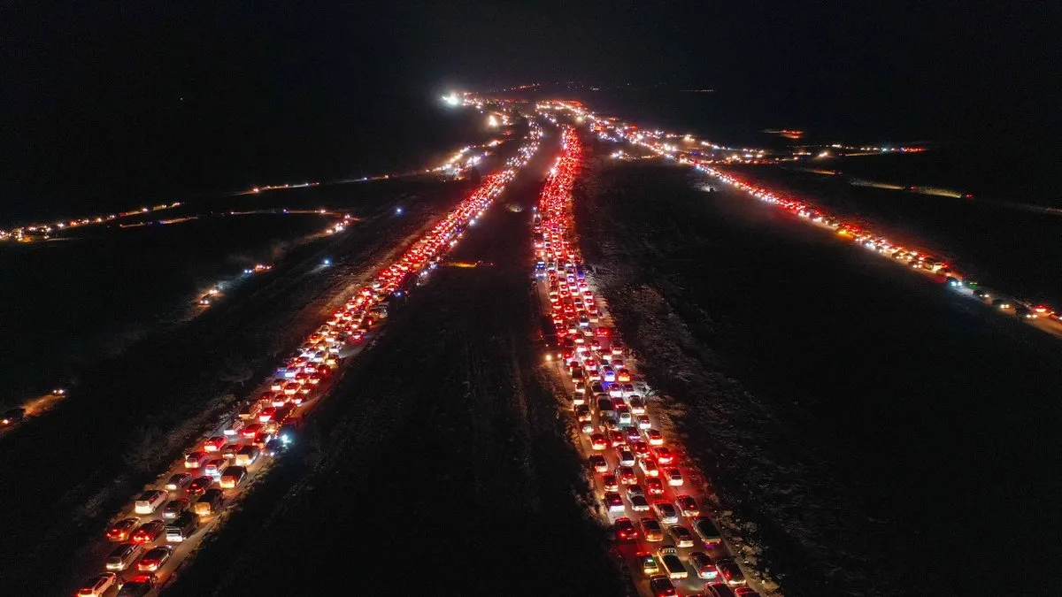 Rejimin düşmesi sonrası Şam'a akın! Suriye'nin birçok kentinde trafik yoğunluğu