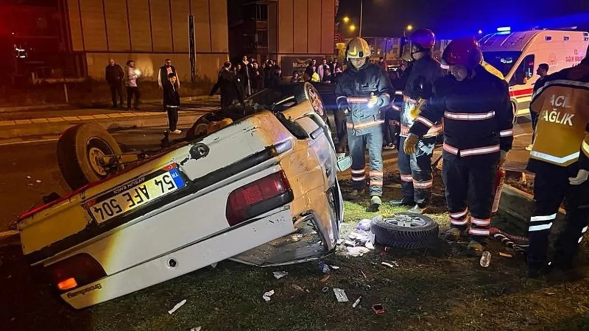 Sakarya’da kavşakta iki otomobil çarpıştı: 1’i ağır 4 yaralı