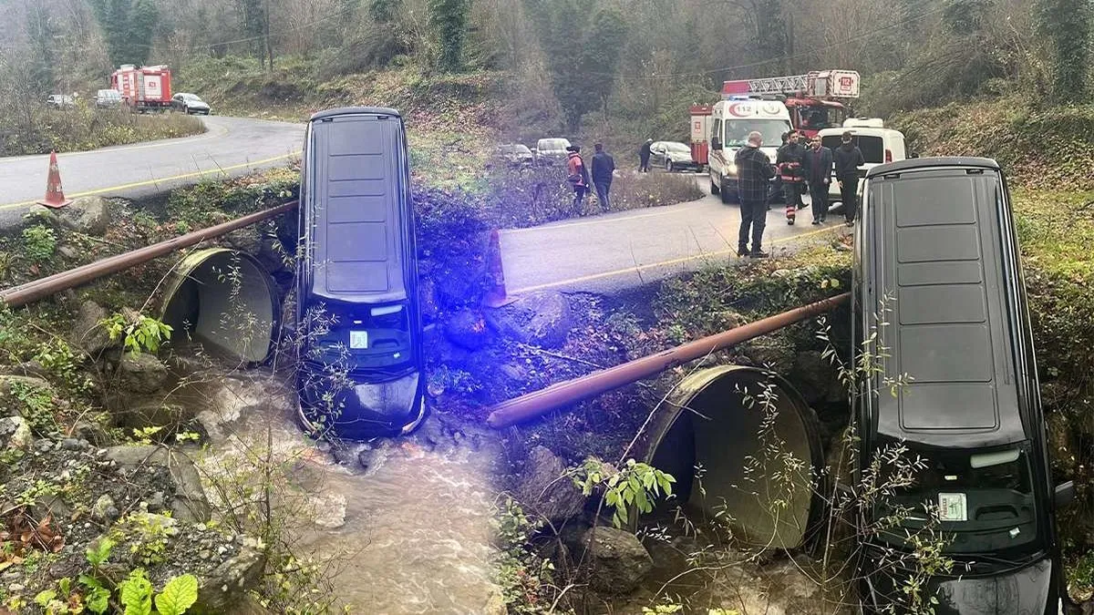 Sakarya’da korkutan kaza! Turistleri taşıyan minibüs dere yatağına uçtu: 3 yaralı! #sakarya