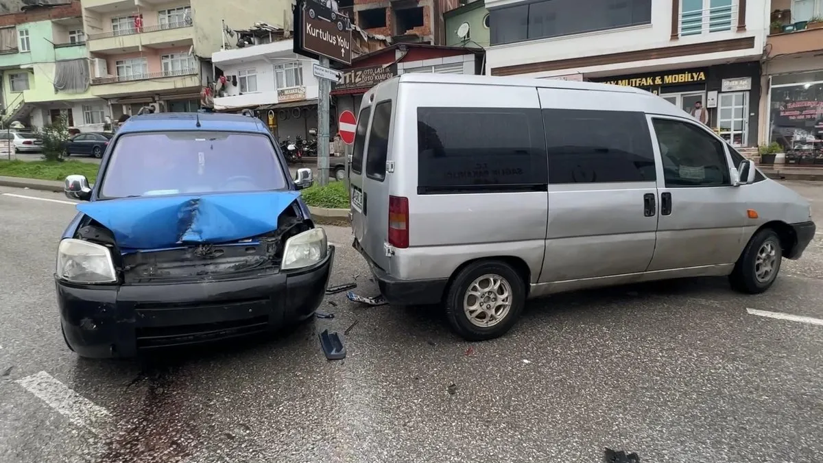 Samsun’da iki ticari araç çarpıştı: 1 yaralı