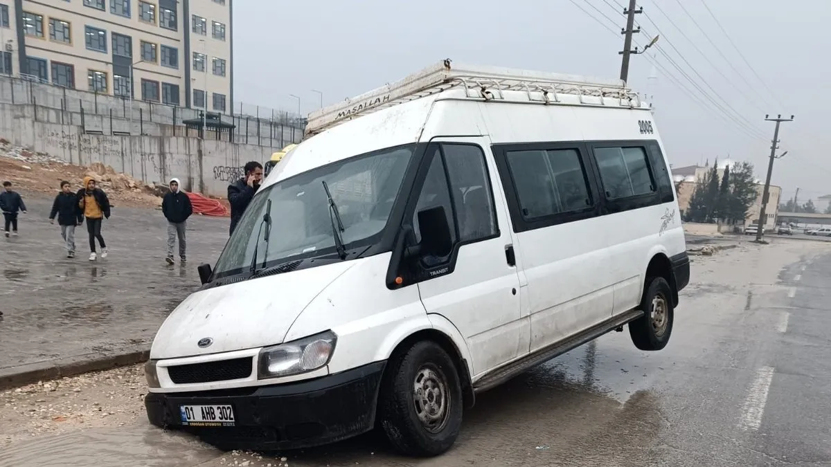 Şanlıurfa’da minibüs çukura düştü – Şanlıurfa Haberleri