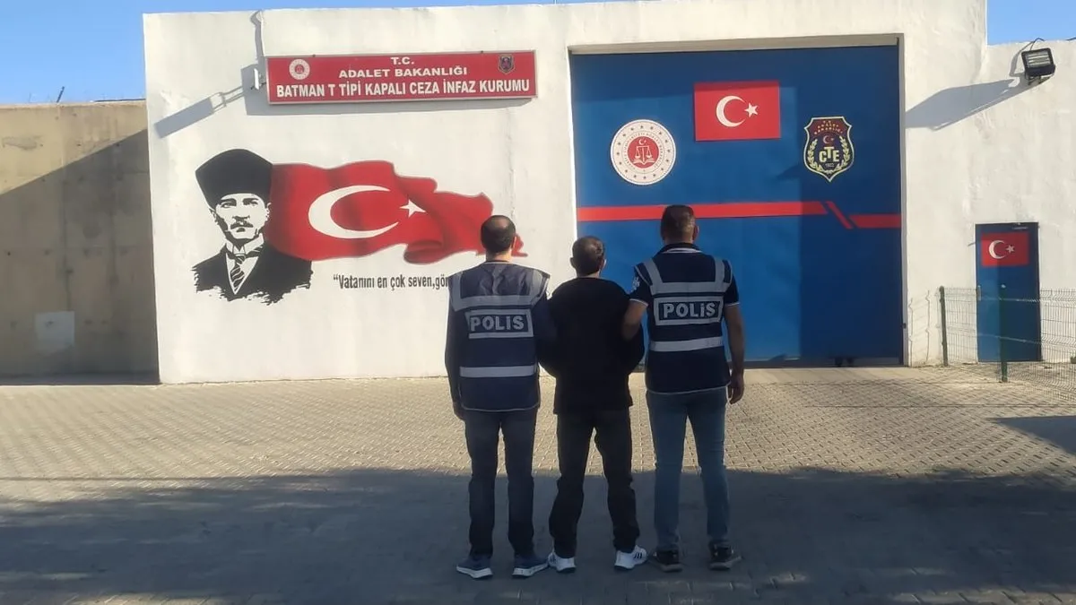 Siirt’te aranan suçlu evin banyosunda fayansla kapatılan gizli bölümde yakalandı