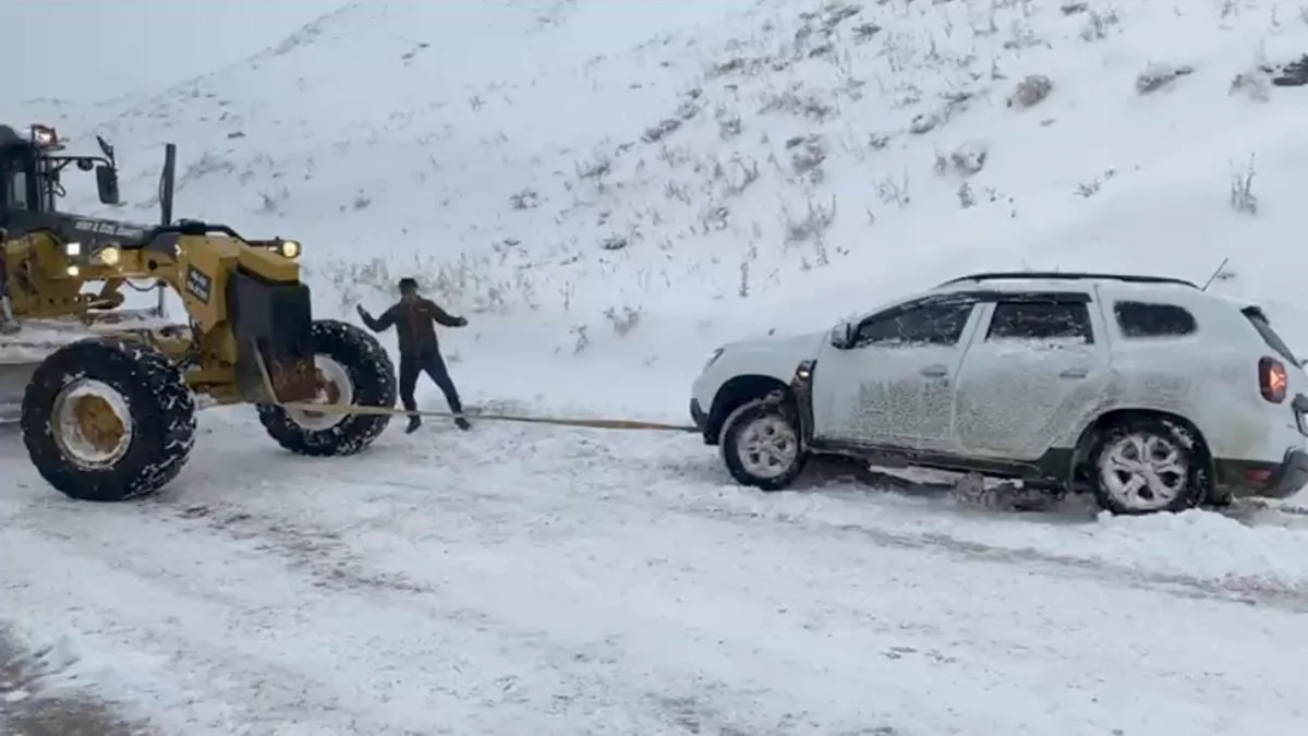 Siirt’te kardan dolayı kapanan köy yolu ulaşıma açıldı