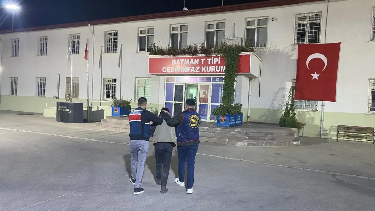 Siirt’te suçlulara göz açtırılmıyor: 10 yıl hapis cezası bulunan dolandırıcı yakalandı!